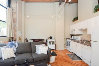 226 N Clinton St, Unit E02P in Chicago, IL - Foto de edificio - Building Photo