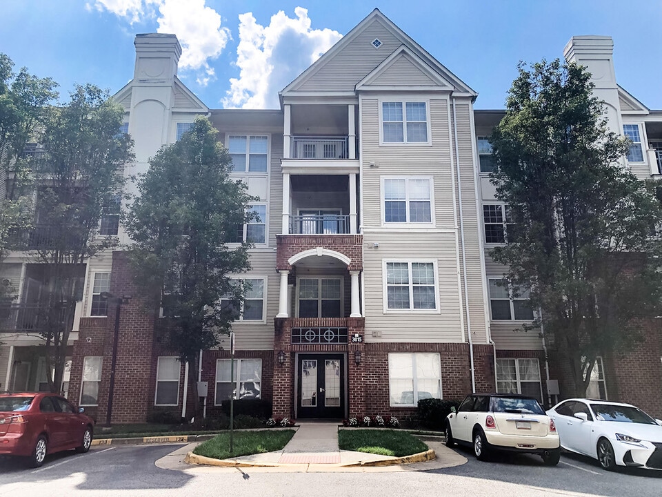 3015 Nicosh Circle, Unit 2103 in Falls Church, VA - Building Photo
