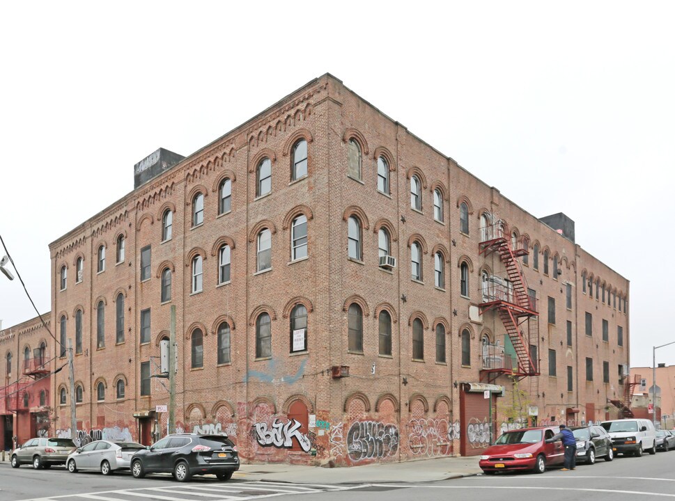 81 Beaver St in Brooklyn, NY - Building Photo