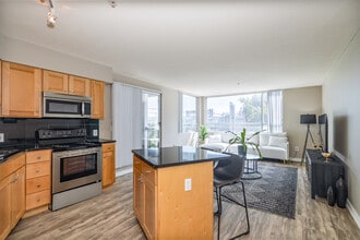 Stonebridge Waterfront in Cleveland, OH - Building Photo - Interior Photo