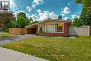 2061 Featherston Dr in Ottawa, ON - Building Photo