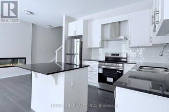 381 Les Emmerson Dr in Ottawa, ON - Building Photo - Building Photo