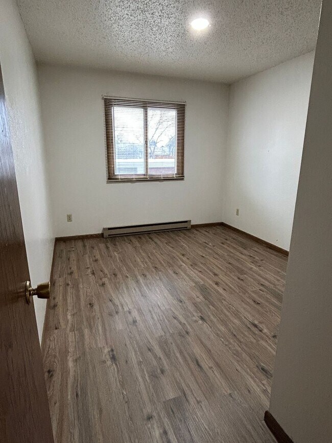 671 24th St W in Dickinson, ND - Building Photo - Building Photo