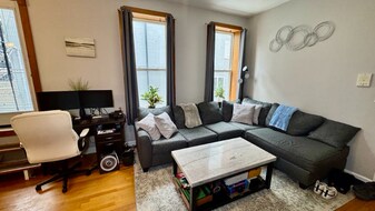 1368 W Evergreen Ave, Unit 2M in Chicago, IL - Building Photo