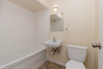 Luxor Manor in Victoria, BC - Building Photo - Building Photo