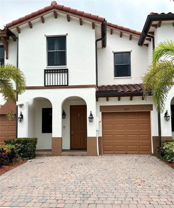 8871 NW 103rd Pl in Doral, FL - Building Photo