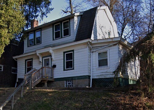 2025 Broadway Ave in Pittsburgh, PA - Building Photo