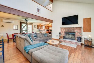 5317 Woodbridge Dr E in Bushkill, PA - Building Photo