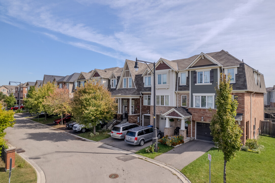 19 Ashen Tree Ln in Brampton, ON - Building Photo