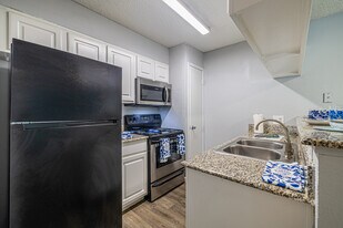 Suncrest in Dallas, TX - Building Photo