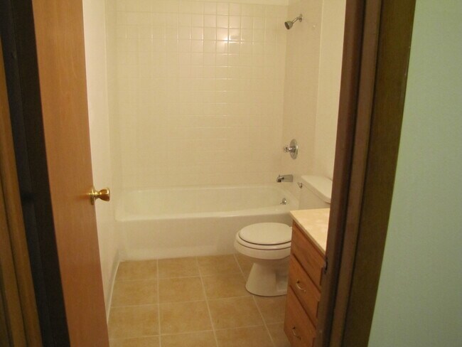 5 Williamsburg Ct, Unit D in Pekin, IL - Building Photo - Building Photo