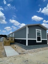 15953 S Flores Rd in San Antonio, TX - Building Photo