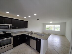 560 SE 2nd Ave, Unit H23 in Deerfield Beach, FL - Foto de edificio - Building Photo