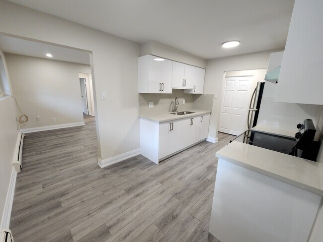 2 Normandy Dr in Guelph, ON - Building Photo - Building Photo