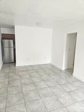 170 NW 59th St, Unit 3 in Miami, FL - Foto de edificio - Building Photo
