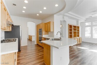 10729 Shackleton Dr in Las Vegas, NV - Building Photo - Building Photo
