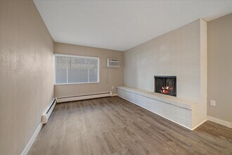 4110 Hale Pky, Unit 1E in Denver, CO - Foto de edificio - Building Photo