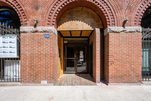 Village Landmark in New York, NY - Foto de edificio - Building Photo