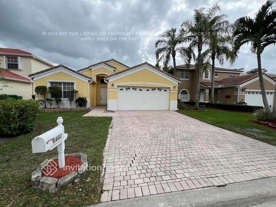 8402 NW 47th St in Coral Springs, FL - Building Photo