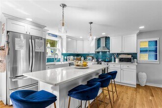 391 Valley Rd in Middletown, RI - Building Photo - Building Photo