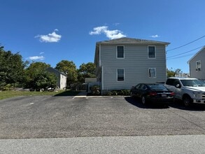 40 Magnolia St, Unit 40B in Bristol, RI - Building Photo - Building Photo