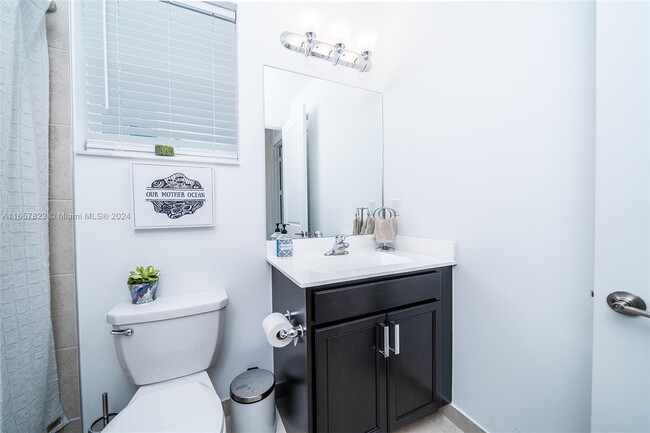 4230 Rosa Dr in Lighthouse Point, FL - Foto de edificio - Building Photo
