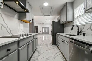 23726 Summer Pine Dr in Spring, TX - Building Photo