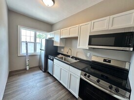 1 Triangle Pl, Unit 2 in Iowa City, IA - Building Photo