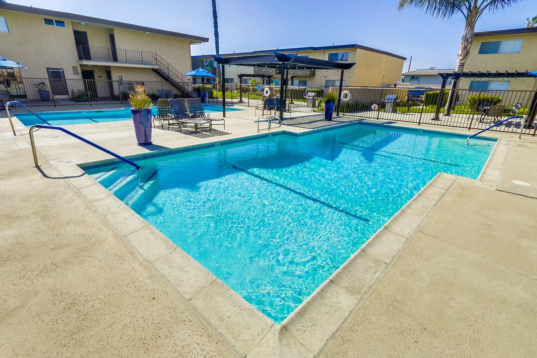 Cypress Park Apartments in Cypress, CA - Foto de edificio