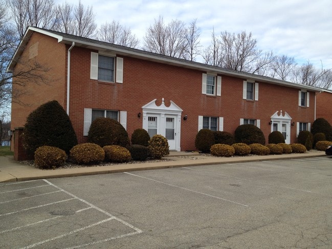 Edgewater Village in Latrobe, PA - Building Photo - Building Photo