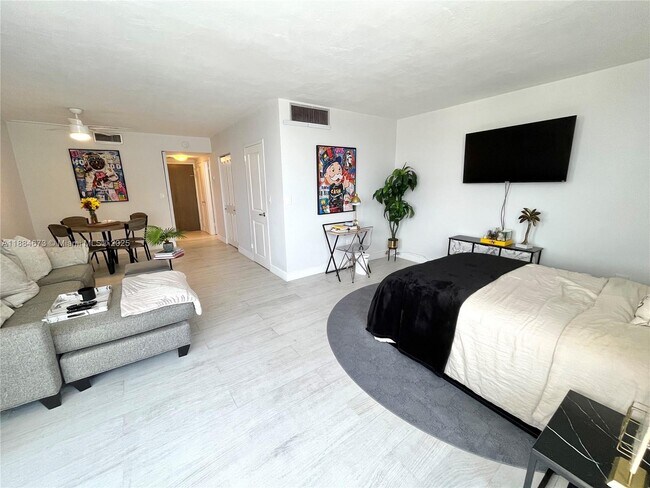 2899 Collins Ave in Miami, FL - Building Photo - Building Photo