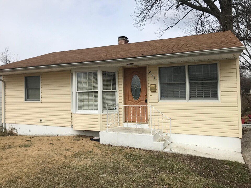 221 Ben Nevis Rd in St. Louis, MO - Building Photo