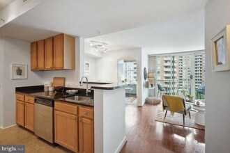 880 N Pollard St, Unit 723 in Arlington, VA - Foto de edificio - Building Photo