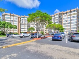 1000 St Charles Pl in Pembroke Pines, FL - Building Photo