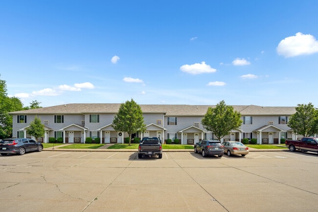 Cobblestone Apartments in Muscatine, IA - Foto de edificio - Building Photo