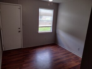 6203 E 153 Terrace, Unit B in Grandview, MO - Foto de edificio - Building Photo