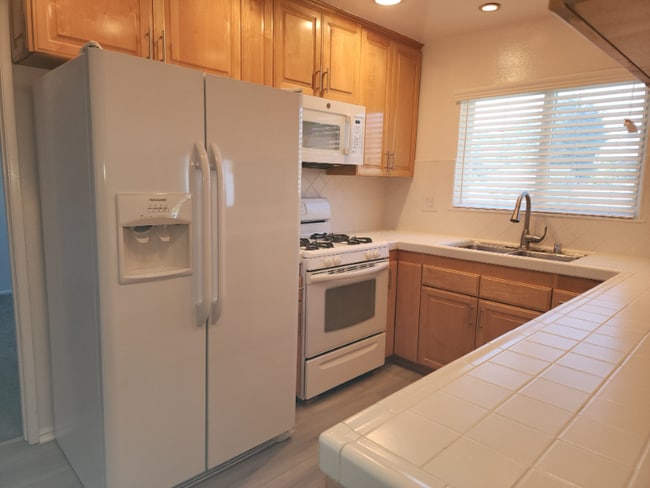 24613 Falena Ave in Lomita, CA - Foto de edificio - Building Photo