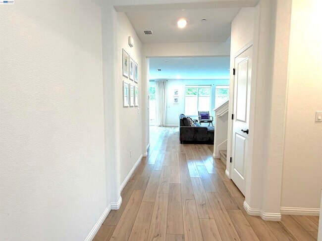 204 Wooley Creek Way in Brentwood, CA - Building Photo - Building Photo