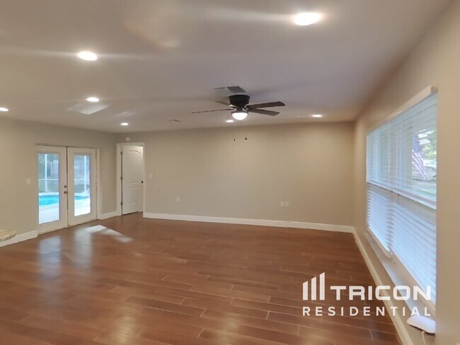 7785 Holiday Dr in Spring Hill, FL - Foto de edificio - Building Photo