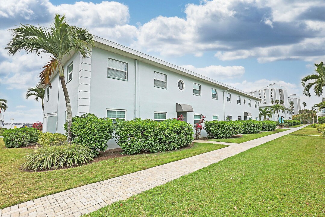 3326 N Key Dr in North Fort Myers, FL - Building Photo