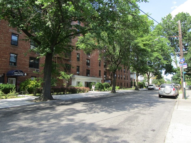 14015 Holly Ave in Flushing, NY - Building Photo - Building Photo