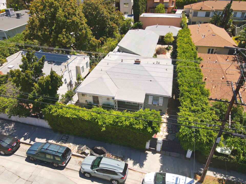 2448 N Beachwood Dr in Los Angeles, CA - Building Photo