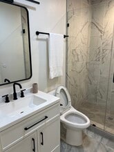 233 Ashland Ave in Santa Monica, CA - Foto de edificio - Building Photo