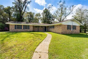 207 Cache Cir in Chickasaw, AL - Building Photo