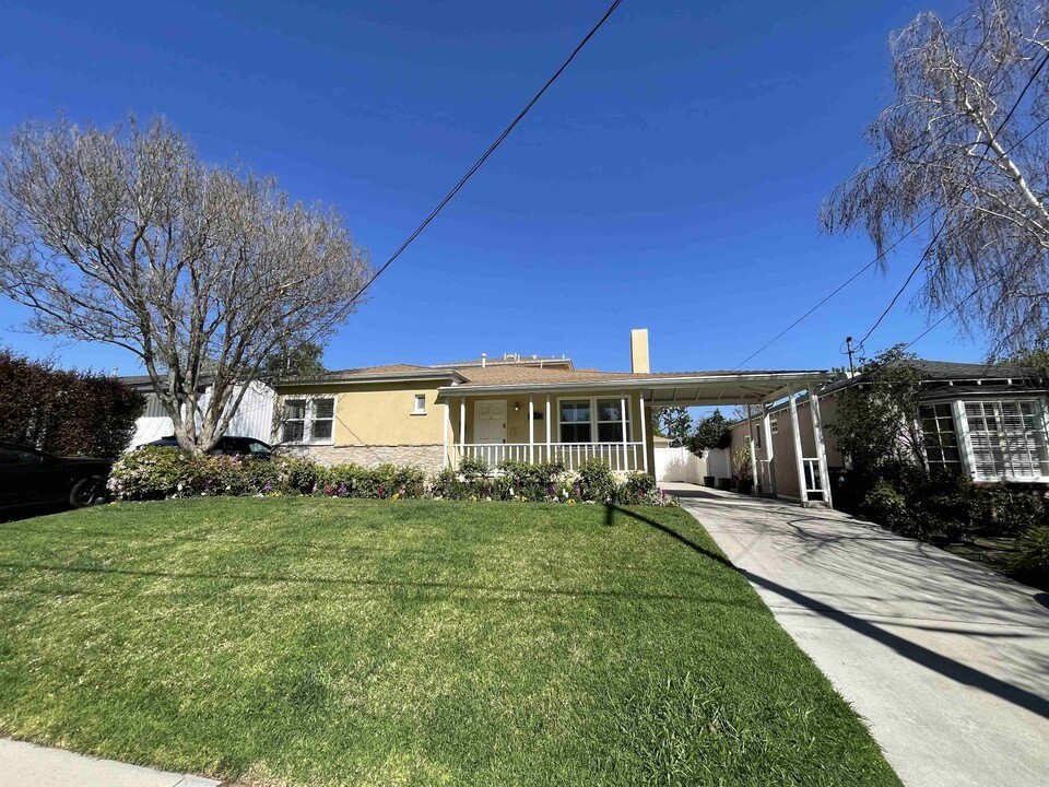 4432 Bakman Ave in Los Angeles, CA - Building Photo