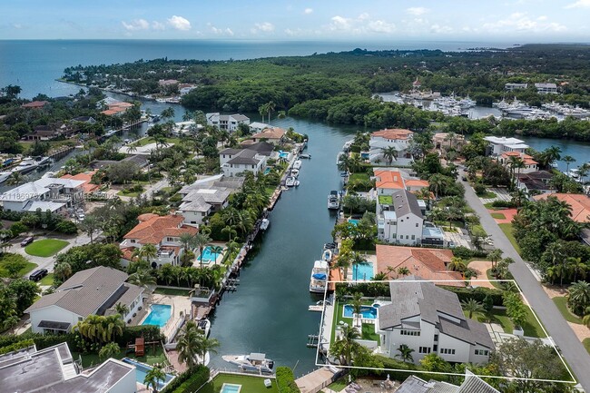 6819 Sunrise Pl in Coral Gables, FL - Foto de edificio - Building Photo