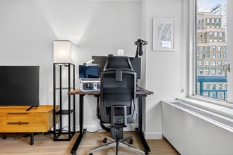 68 W 37th St in New York, NY - Building Photo - Building Photo