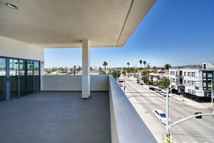 2600 S Catalina St in Los Angeles, CA - Building Photo