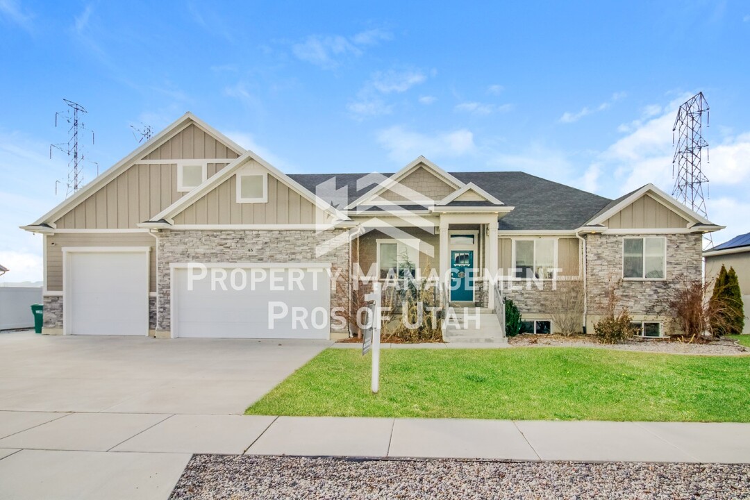 45 N Vlg Pk Dr in Layton, UT - Building Photo