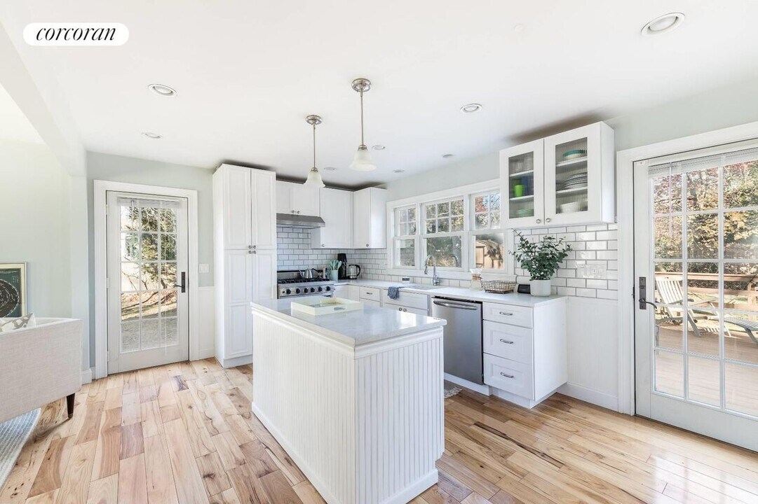 10 Anderson Rd in Hampton Bays, NY - Building Photo